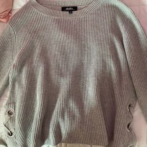 Cute Lulu’s grey sweater!